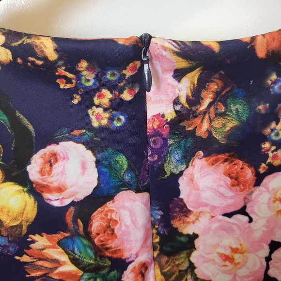Parisian Collection Cute Floral Crop Top w V-Neck - Picture 6 of 11